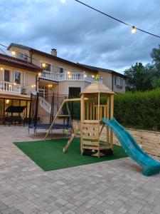 Herní místnost nebo prostor pro děti v ubytování Youtopia Riverside