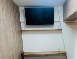 TV a/nebo společenská místnost v ubytování LIONS YONEGAHAMA l 米が浜通 + 4 fotografie