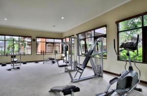 Fitness centrum a/nebo fitness zařízení v ubytování Sunset Suites, 1 bed apartment, Jayakarta hotel