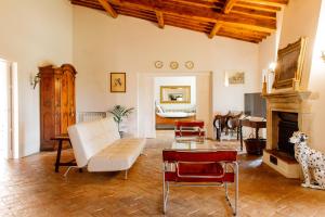een woonkamer met een bank en een open haard bij Villa con pascina panoramica in Bracciano