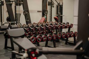 ein Fitnessstudio voller Hanteln in der Unterkunft Richmann Resort Hotel Hatyai in Hat Yai