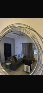 - un salon avec un canapé et un grand miroir dans l'établissement BAFFOUR APARTMENTS, à Adiebaba