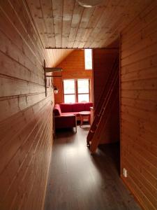 een kamer met een rode bank en een raam bij Vangsgaarden Gjestgiveri in Aurland