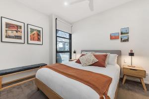 Voodi või voodid majutusasutuse Beautiful 2-Storey Unit with Balcony near Smith St toas