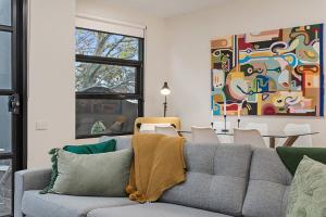 Istumisnurk majutusasutuses Beautiful 2-Storey Unit with Balcony near Smith St