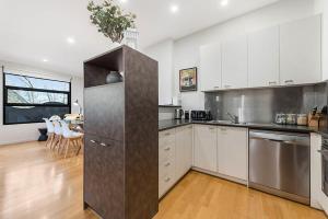 Köök või kööginurk majutusasutuses Beautiful 2-Storey Unit with Balcony near Smith St