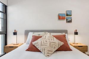 Voodi või voodid majutusasutuse Beautiful 2-Storey Unit with Balcony near Smith St toas