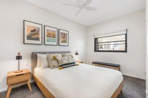 Voodi või voodid majutusasutuse Beautiful 2-Storey Unit with Balcony near Smith St toas