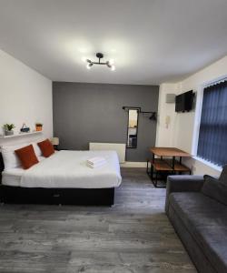 sypialnia z łóżkiem i kanapą w obiekcie Cosy Chic Studio in Central Liverpool w Liverpoolu