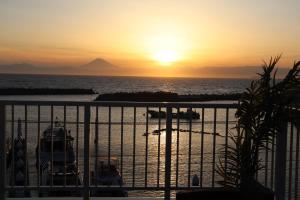 横须贺市Ashina Bayfront Villa - 3階建て一棟貸し切り - 最大13名滞在可的日落公寓的阳台