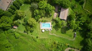 阿巴迪亞聖薩瓦托的住宿－洛倫佐酒店，享有花园的顶部景致,设有游泳池