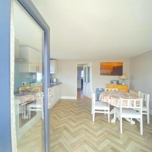 cocina y comedor con mesa y sillas en Luxury holiday rental with sea views on the Wild Atlantic Way, en Tralee