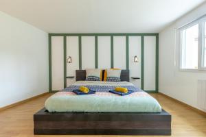 una camera con un grande letto di La Villa Romaine, Jacuzzi 15 min du Zoo de Beauval a Thésée