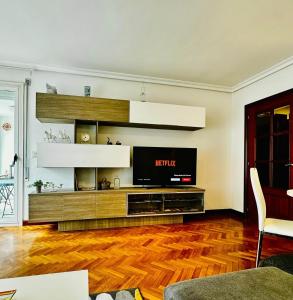 a living room with a flat screen tv at Apartamento en pleno centro con parking incluido ATUAIRE ZARAUTZ in Zarautz