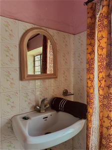 bagno con lavandino e specchio di JWALA JAIPUR a Jaipur