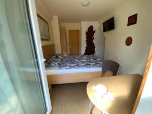 Posteľ alebo postele v izbe v ubytovaní Első Fecske apartmanok