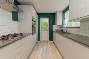 Η κουζίνα ή μικρή κουζίνα στο Vibrant & Stylish Mill Hill East Pad