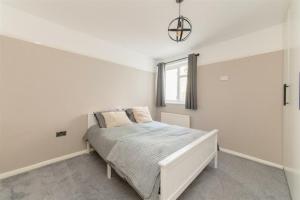 Ένα ή περισσότερα κρεβάτια σε δωμάτιο στο Vibrant & Stylish Mill Hill East Pad +7 φωτογραφίες