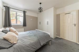 Ένα ή περισσότερα κρεβάτια σε δωμάτιο στο Vibrant & Stylish Mill Hill East Pad