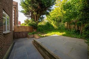 Κήπος έξω από το Vibrant & Stylish Mill Hill East Pad