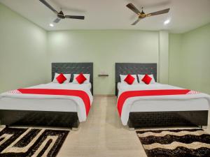 SPOT ON Sri Datta Grand Inn 객실 침대