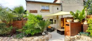 ein Haus mit einem Garten davor in der Unterkunft L'OAZIS de VALENCE in Malissard + 27 Fotos