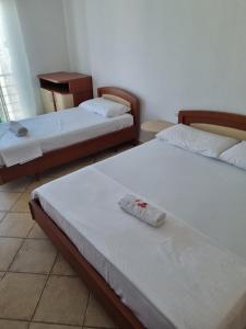 - 2 lits dans une chambre avec 2 lits dans l'établissement Seashore Serenity Apartment, à Golem