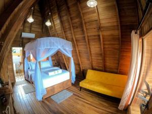 - une chambre avec un lit et un canapé dans l'établissement Sundown Lake Hotel & Spa, à Habarana