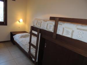 Двухъярусная кровать или двухъярусные кровати в номере Cabañas Klippen