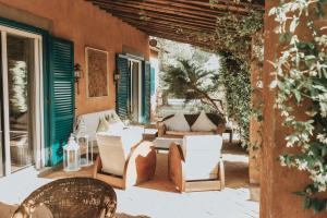 een patio met witte stoelen en tafels bij Villa con pascina panoramica in Bracciano