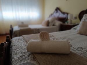 Una toalla sobre una cama en Baixo a Lua Rooming en Sarria