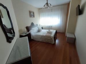 Un pat sau paturi într-o cameră la Baixo a Lua Rooming