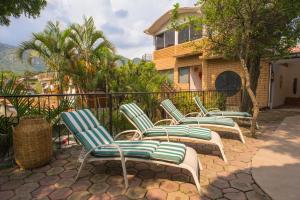 - un ensemble de chaises assises sur une terrasse dans l'établissement Hotel boutique Teocalli, à Tepoztlán