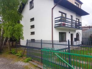 Biały dom z płotem przed nim w obiekcie Villa Karolina w Krakowie