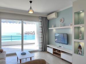 een woonkamer met uitzicht op de oceaan bij Lida's Seafront Apartments in Sarandë