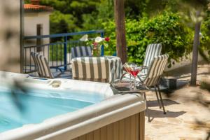 Bazén v ubytovaní Caleta Seaview Suites - Pool & Jacuzzi alebo v jeho blízkosti