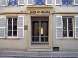 une porte d'entrée d'un bâtiment avec des fenêtres blanches dans l'établissement Hôtel Du Théâtre Centre Historique Parking Gratuit, à Metz