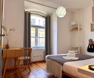 - une chambre avec un lit, un bureau et une fenêtre dans l'établissement 262 Baixa Guesthouse, à Lisbonne