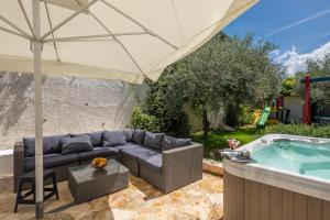 Bazén v ubytovaní Caleta Seaview Suites - Pool & Jacuzzi alebo v jeho blízkosti + 37 fotografií