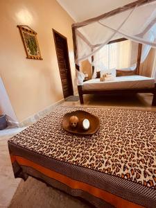 Un dormitorio con una cama con un osito de peluche. en Binta Boutique Hotel, en Nungwi
