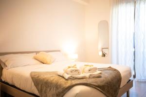 a bedroom with two towels on a bed at Natuscia Trevignano - Francesconi Villa with Garden in Trevignano Romano