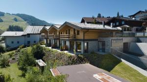 eine Luftansicht eines Hauses mit Dach in der Unterkunft Triple A Chalets in Seefeld in Tirol