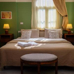 ein Schlafzimmer mit einem großen Bett mit zwei Handtüchern darauf in der Unterkunft VICTORIA BOUTIQUE HOTEL in El Mîna