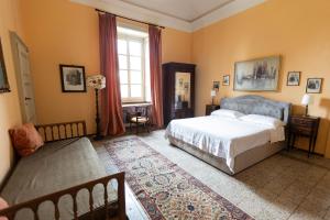 - une chambre avec un lit et un canapé dans l'établissement Villa Galimberti Maison De Charme, à Osnago