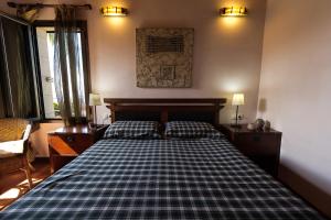 En eller flere senge i et værelse på Villa Charly
