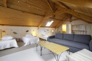 a living room with two beds and a couch at La Maison de Michelle & Jean - pour 10p avec jardin in Salies-de-Béarn