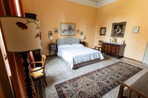 - une chambre avec un lit, une table et une chaise dans l'établissement Villa Galimberti Maison De Charme, à Osnago