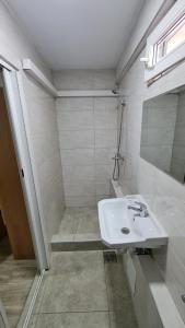 Hostel Maria في بيوش: حمام أبيض مع حوض ودش