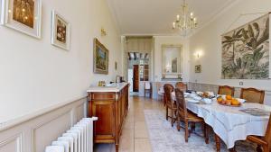 uma cozinha e sala de jantar com mesa e cadeiras em La Templerie - Chambres d'hôtes em La Flèche