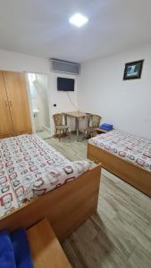 سرير أو أسرّة في غرفة في Hostel Maria